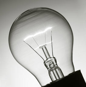 Il filamento luminoso di una lampadina accesa